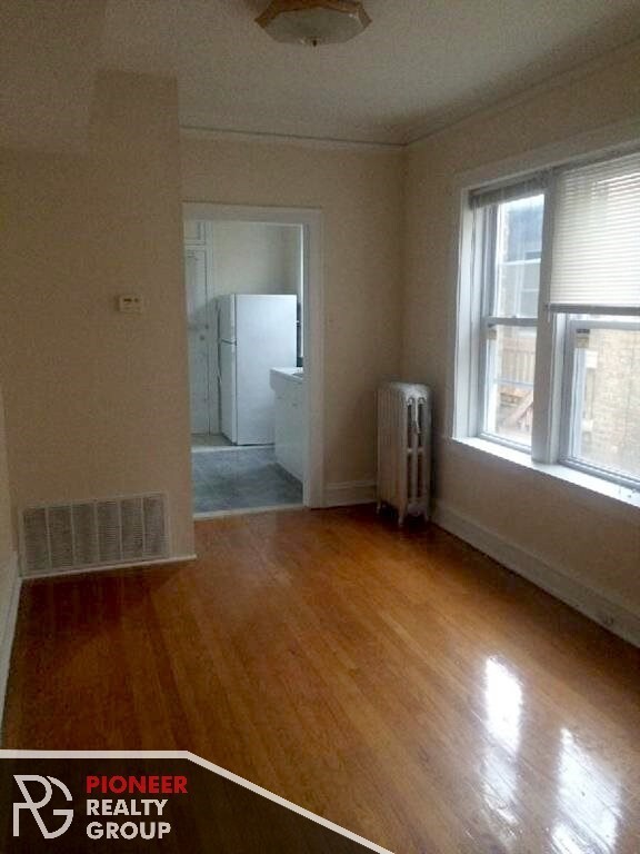Primary Photo - Updated 2 bed steps to Winnemac Park