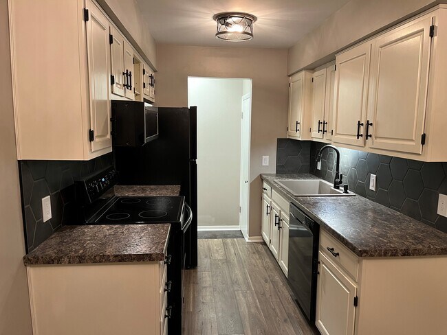 Foto del edificio - 770 N Main St