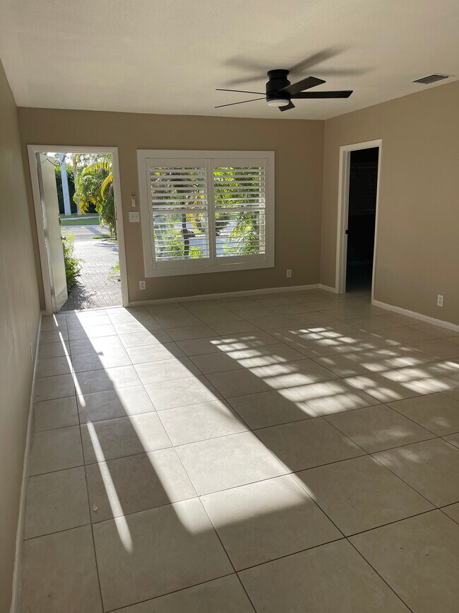 Living room - 186 NW 4th Ave