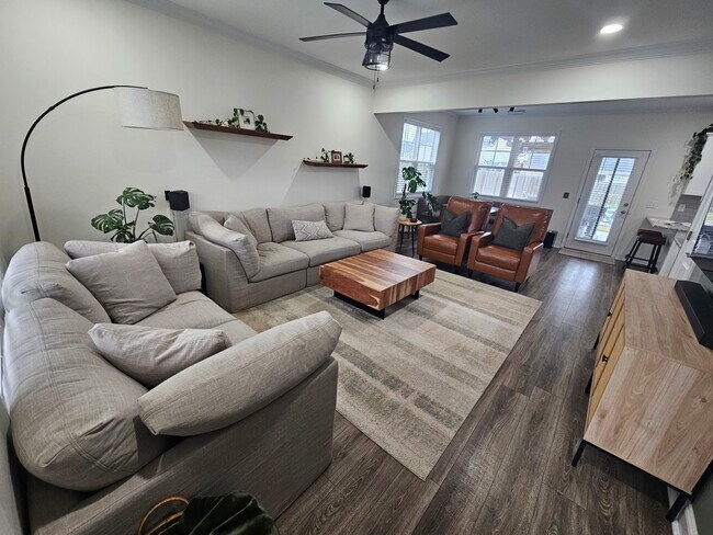 Building Photo - 2123 Blue Bonnet Cir