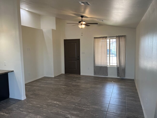 Building Photo - 3 Bedroom 2 Bath Home with fencing in San ...