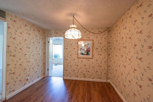 Foto del edificio - Spacious and Bright Townhome in Amazing Park like Community with Cupertino Schools and Large 2 Ca...