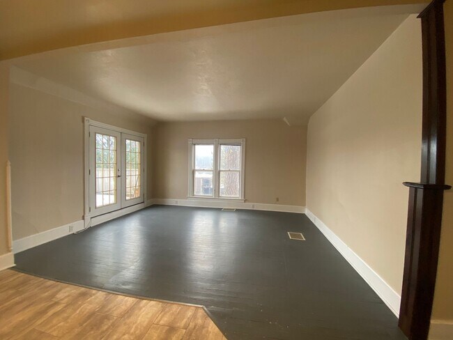 Building Photo - 2217 W. 5th