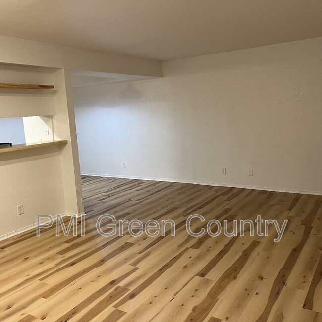 Building Photo - 2216 E 66th Pl