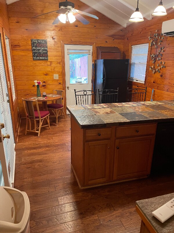 Building Photo - 231 Parkview Dr