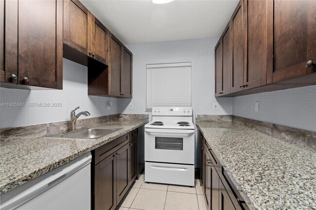 Foto del edificio - 980 NE 170th St