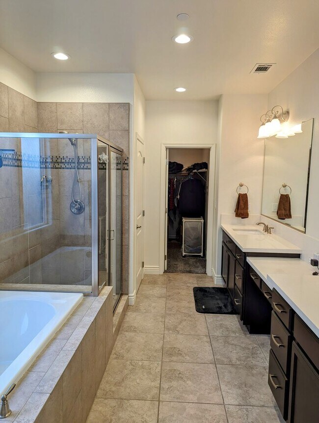 Foto del edificio - Just reduced! Beautiful home in templeton