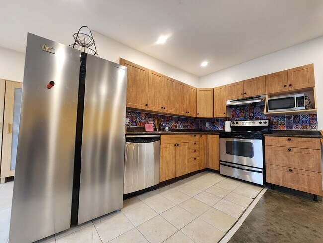 Kitchen (w/ Stove, Oven, Fridge, Mircrowave, & Dishwasher) - 868 Broadview Av
