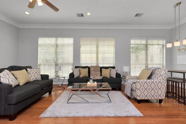 Foto del edificio - 9038 Lakes Dr