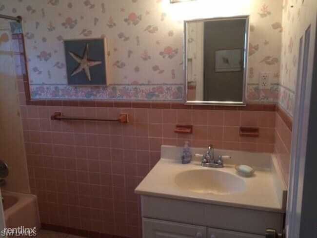 Building Photo - 2 br, 1 bath House - 139 coconut drive