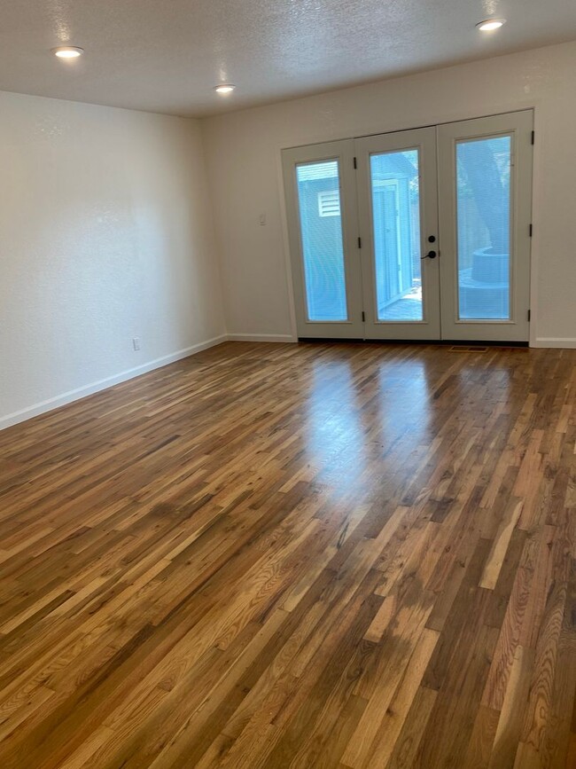 Foto del edificio - 3420 Downey Ave
