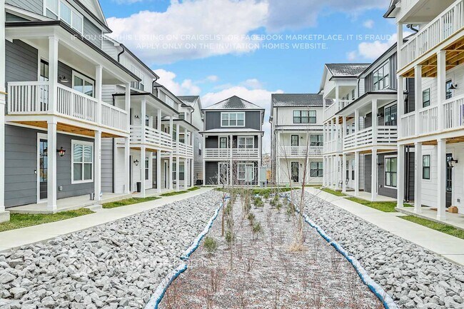 Building Photo - 647 Vernon Ave