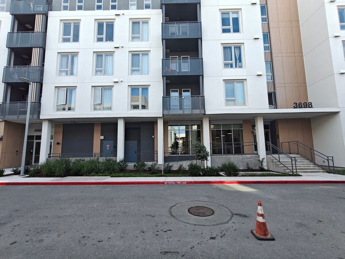 Primary Photo - Luxury One-Bedroom Condo for Lease