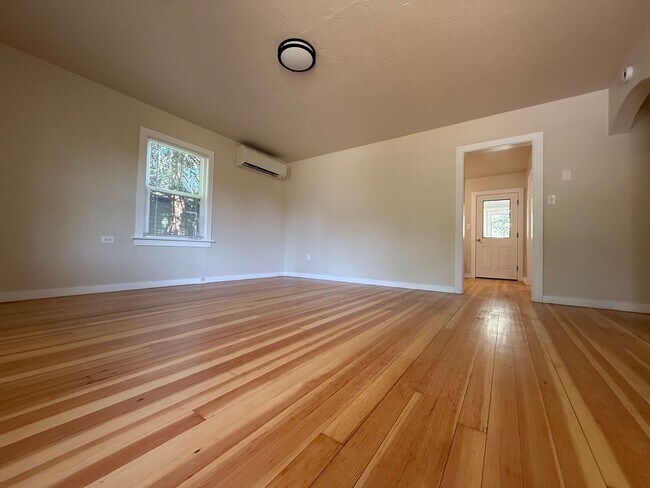Foto del edificio - Cute two bedroom cottage in central Ashlan...