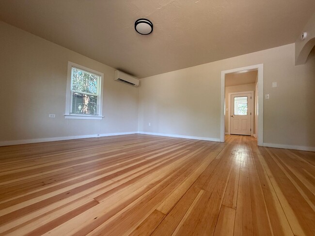 Foto del edificio - Cute two bedroom cottage in central Ashland Location | Available Now