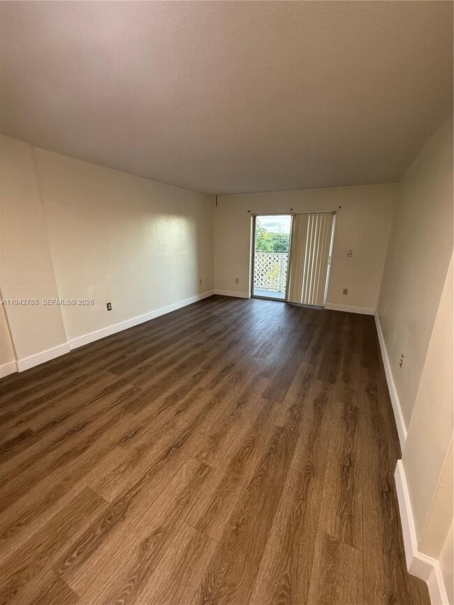 Foto del edificio - 1085 W 68th St