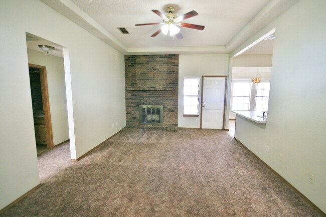 Building Photo - Great Neighborhood,  Open Floor Plan.  Dog...