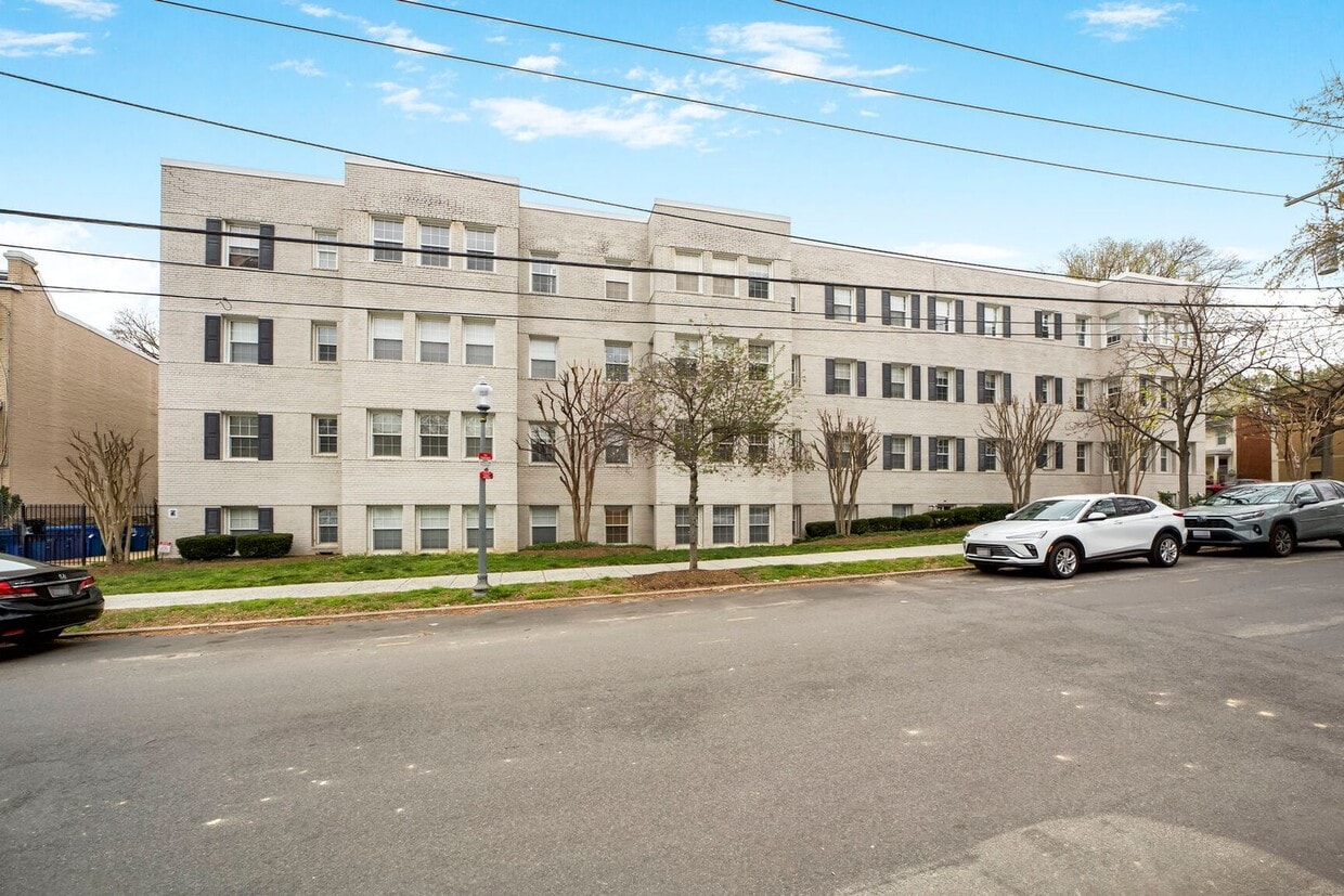 Primary Photo - Available Now! 1 Bed 1 Bath In Brightwood!...