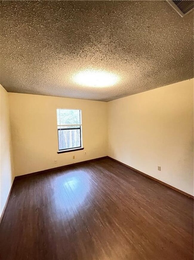 Building Photo - 672-672 W Martha Dr