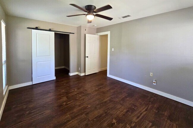 Foto del edificio - 9303 Robins Nest Ln