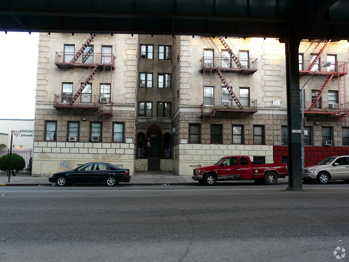 Primary Photo - 2607 Jerome Ave