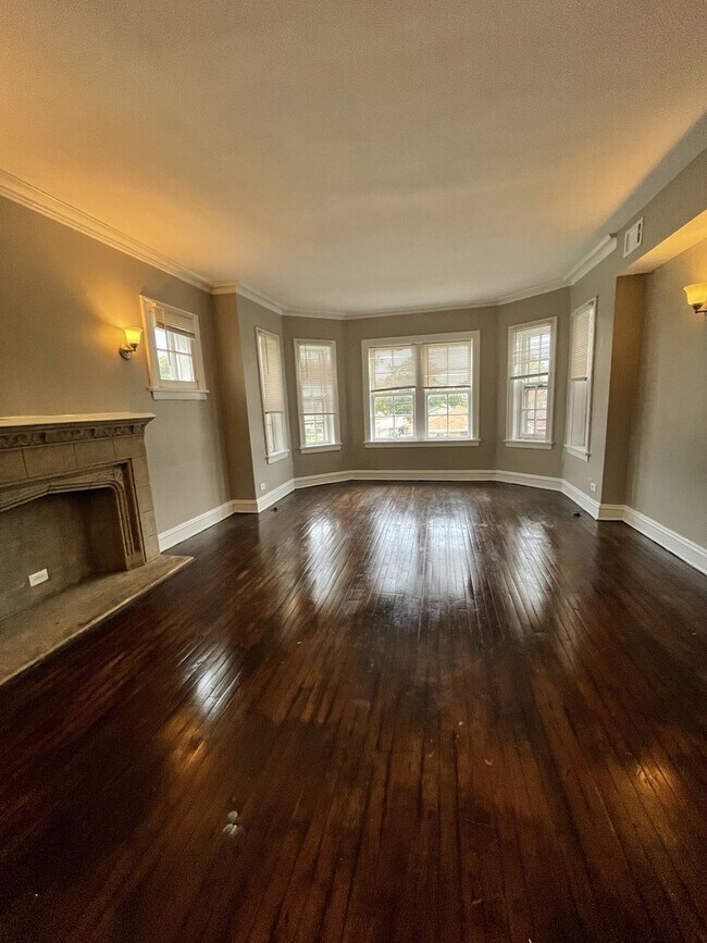 Building Photo - 1020 W 68th St
