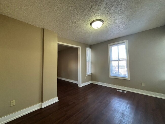 Foto del edificio - Great 2 bedroom plus den in a two-level ho...