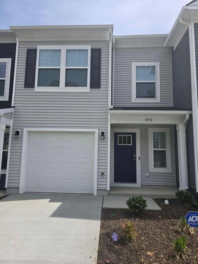 Foto del edificio - BRAND NEW 3 BEDROOM TOWNHOUSE IN PRINCE GEORGE