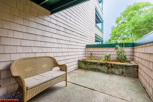 Building Photo - Pacific Terrace | Spacious Condo | Washer/...