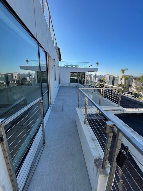 Building Photo - 1534 Manhattan Ave