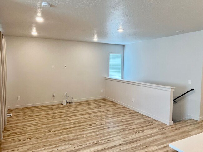 Building Photo - 393 Watercress Dr