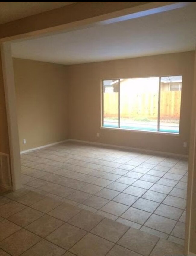 Foto del edificio - Nice home with a pool for rent in Visalia!
