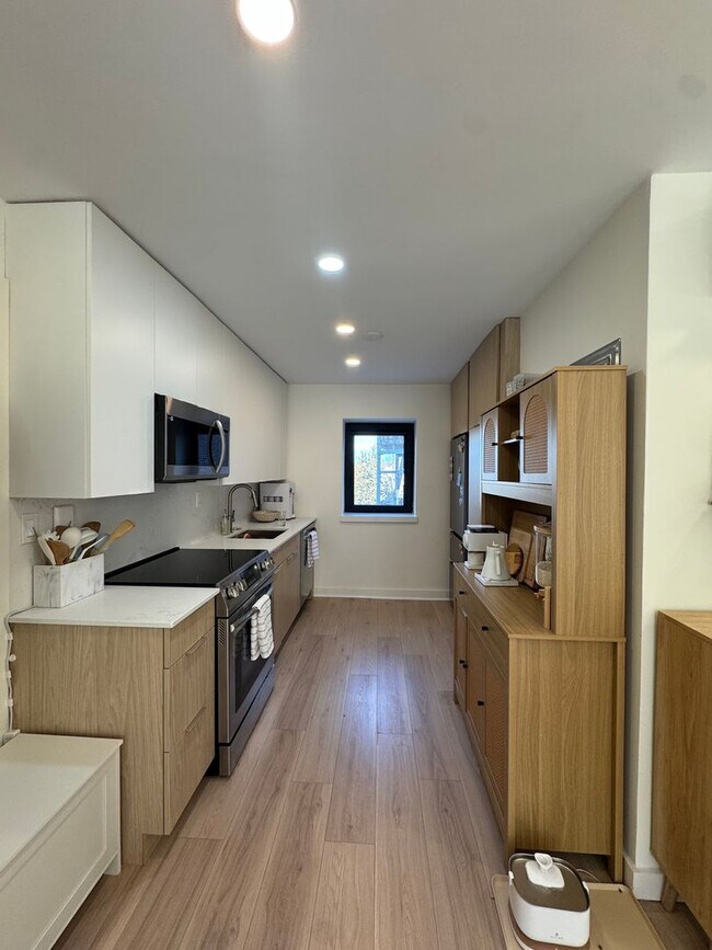 Building Photo - Amazing apartment in Mission Hill
