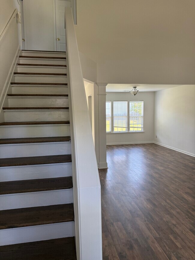Building Photo - 2810 Azalea Hills Dr