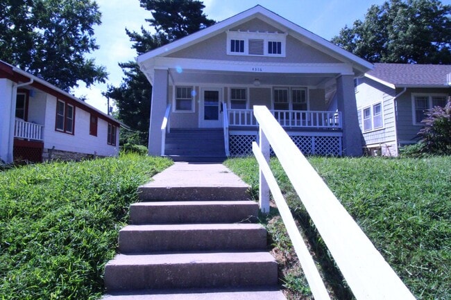 Building Photo - September FREE On This 2 Bedroom 1 Bath Ho...