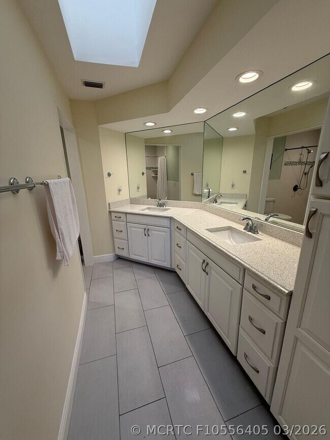 Building Photo - 6102 SE Landing Way