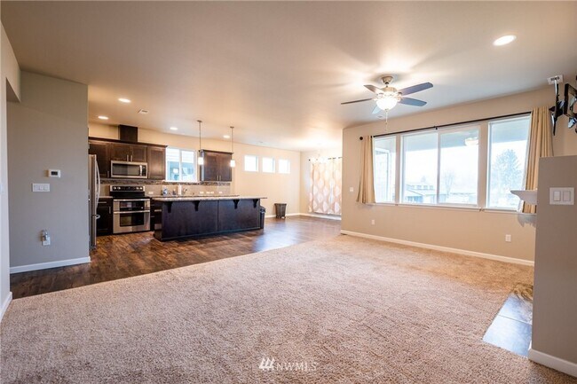 Building Photo - Stunning Home in Beautiful Neighborhood!