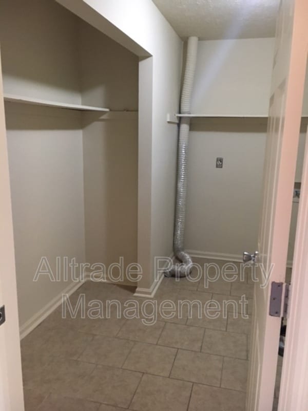 Building Photo - 2398 Chauvin Dr