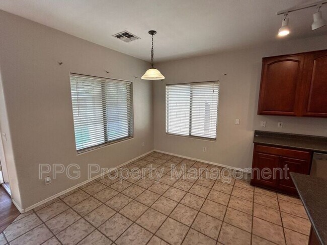 Foto del edificio - 16131 W Port Royale Ln