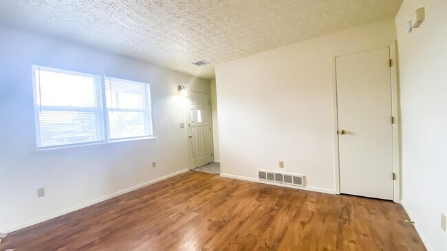 Building Photo - 305 Country Villa Ln