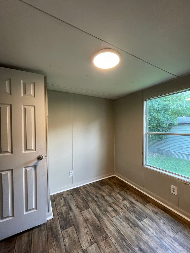 Building Photo - $850 a month. 2 bedrooms, 1 bath. Newly re...