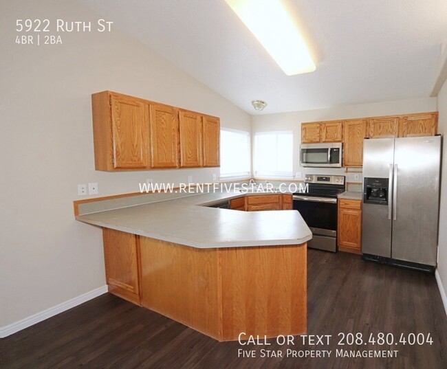 Foto del edificio - Beautifully Updated Pet Negotiable 4 Bedro...