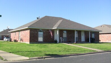 Building Photo - 901 Camellia Ct