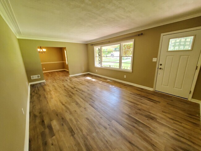 Building Photo - 4102 Lake Dr