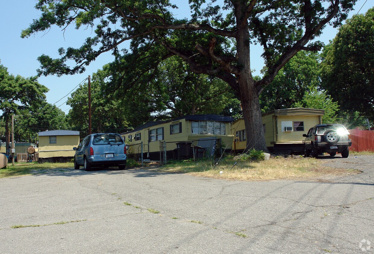 Building Photo - 305-315 Polo Rd