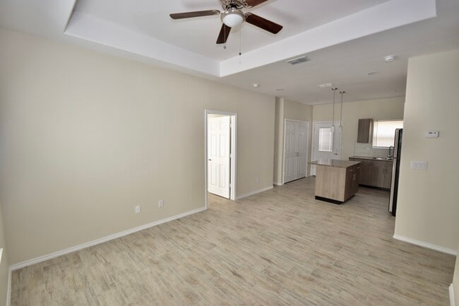 Building Photo - 5000 N Hiawatha Dr