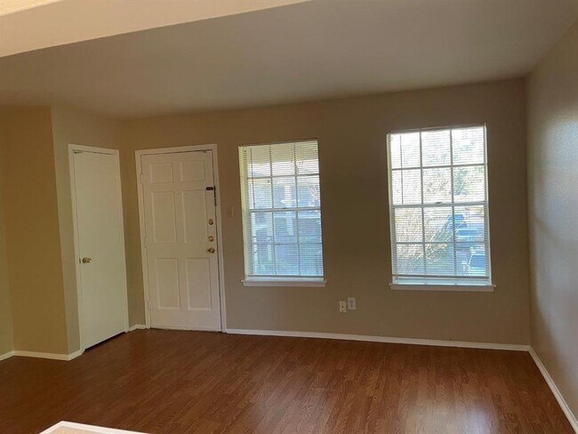 Foto del edificio - 4118 Sherwood Ln