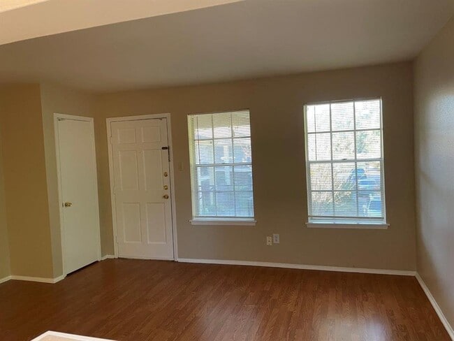 Building Photo - 4118 Sherwood Ln