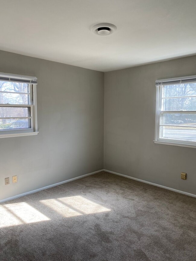 Foto del edificio - 3 Bedroom/ 1 Bath in Greensboro- Move In S...