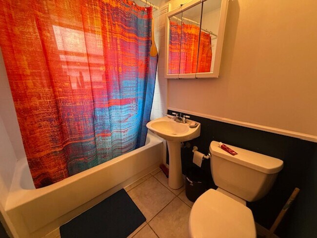 Foto del edificio - Spacious 4-Bedroom Home with Attached Garage